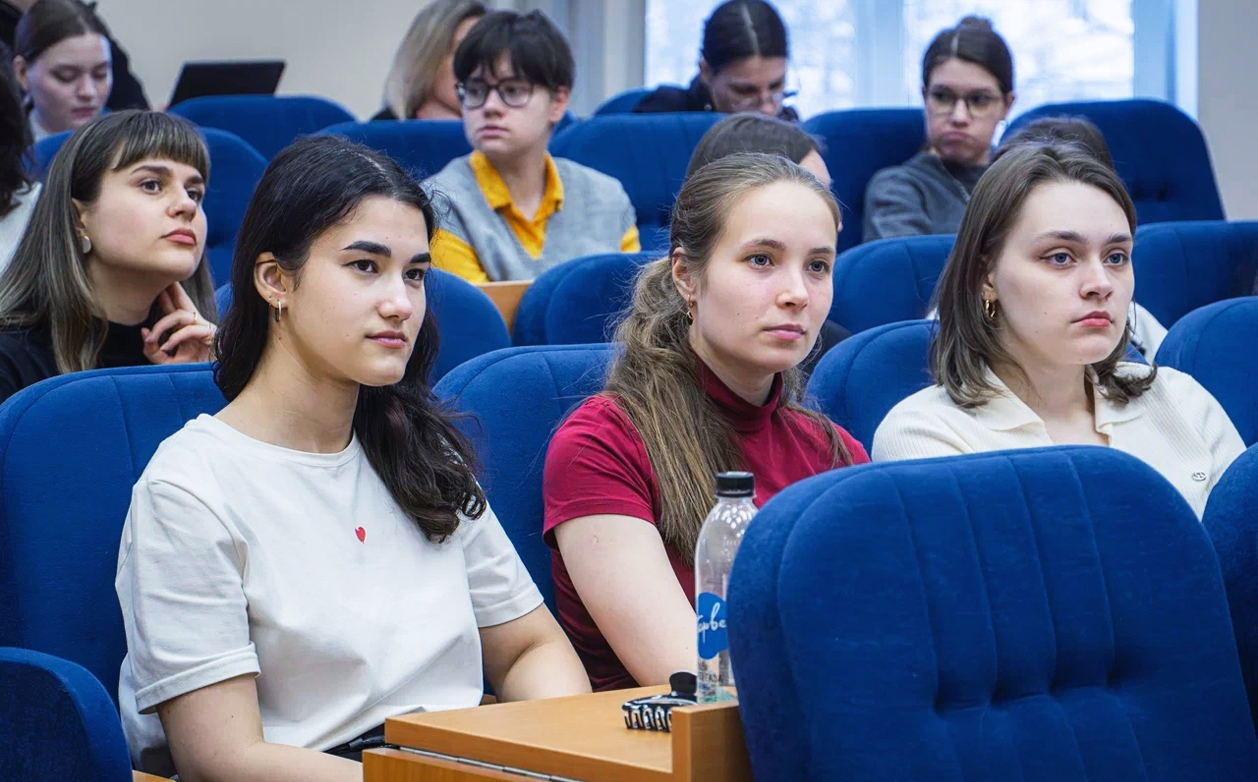 Студенты института дефектологического образования и реабилитации посетили лекцию о профилактике правонарушений в школьной среде