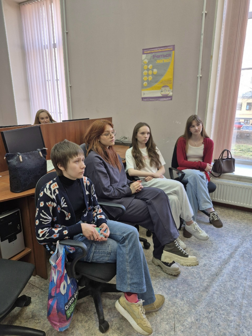 На юридическом факультете прошёл кураторский час на тему «Деловая культура общения в вузе»