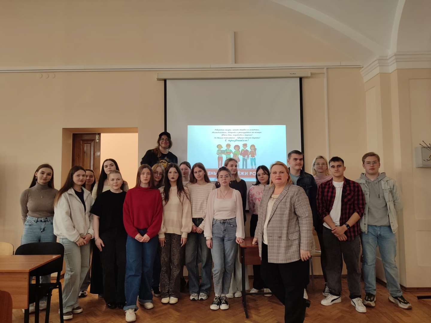 На юридическом факультете в преддверии Дня Молодежи прошел кураторский час на тему : "День молодежи России"