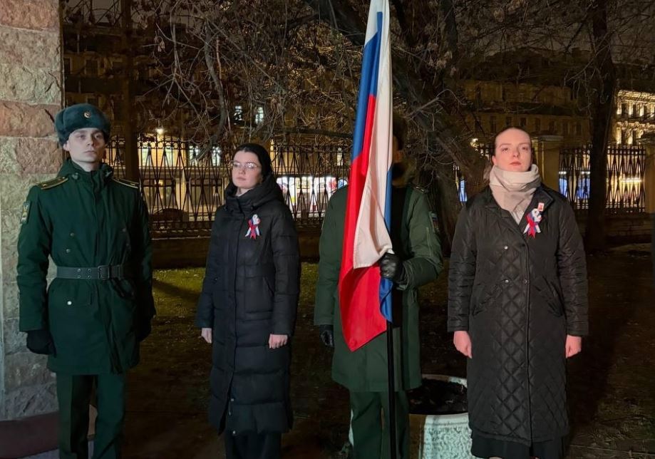В РГПУ имени А.И. Герцена прошла торжественная церемония возложения цветов к памятнику "Павшим героям герценовцам": студентка кафедры сурдопедагогики вошла в состав почётного караула