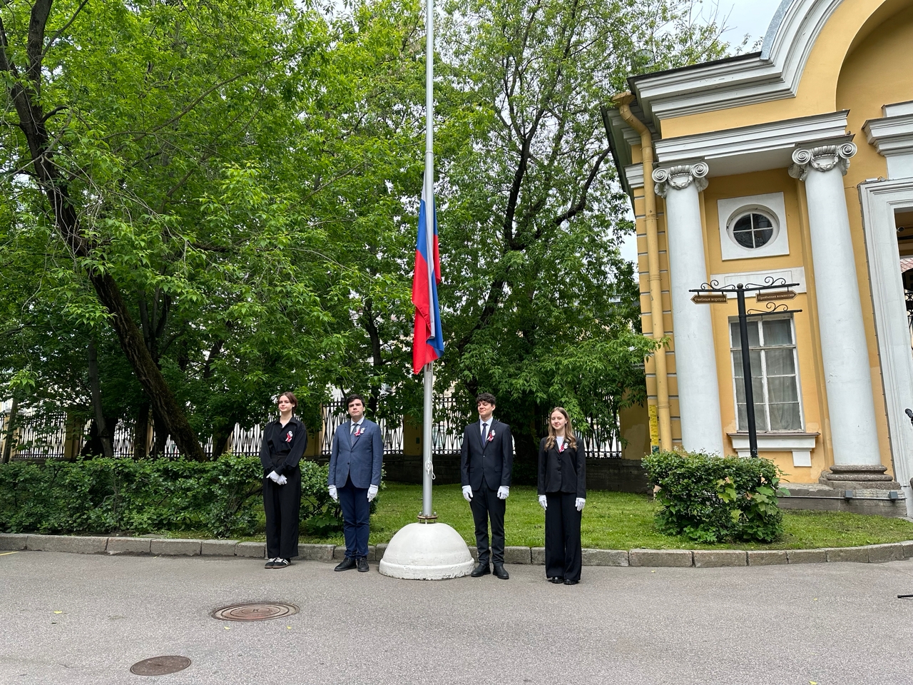 В День защиты детей, торжественная церемония поднятия государственного флага РФ в РГПУ им. А.И. Герцена объединила студентов, преподавателей и школьников - участников "Герценовских каникул"