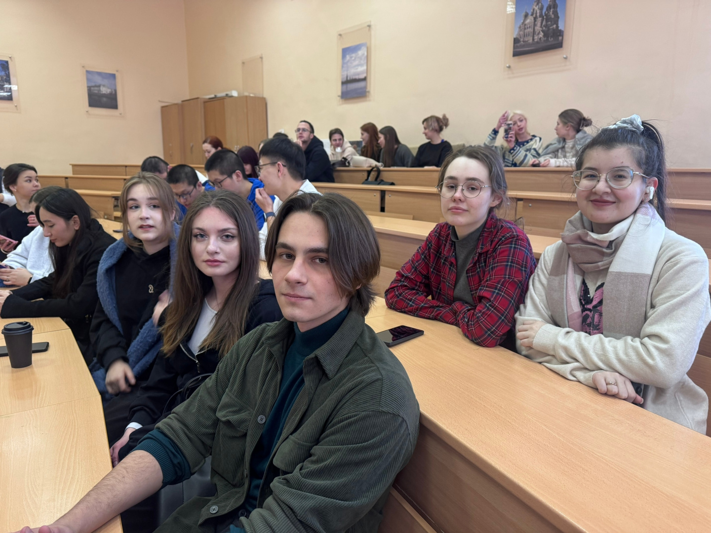 Студенты юридического факультета в сопровождении ассистента кафедры теории права и гражданско-правового образования Царьковой Дарьи Владимировны приняли участие в лекции, посвящённой вопросам защиты кибербезопасности и противодействия мошенничеству