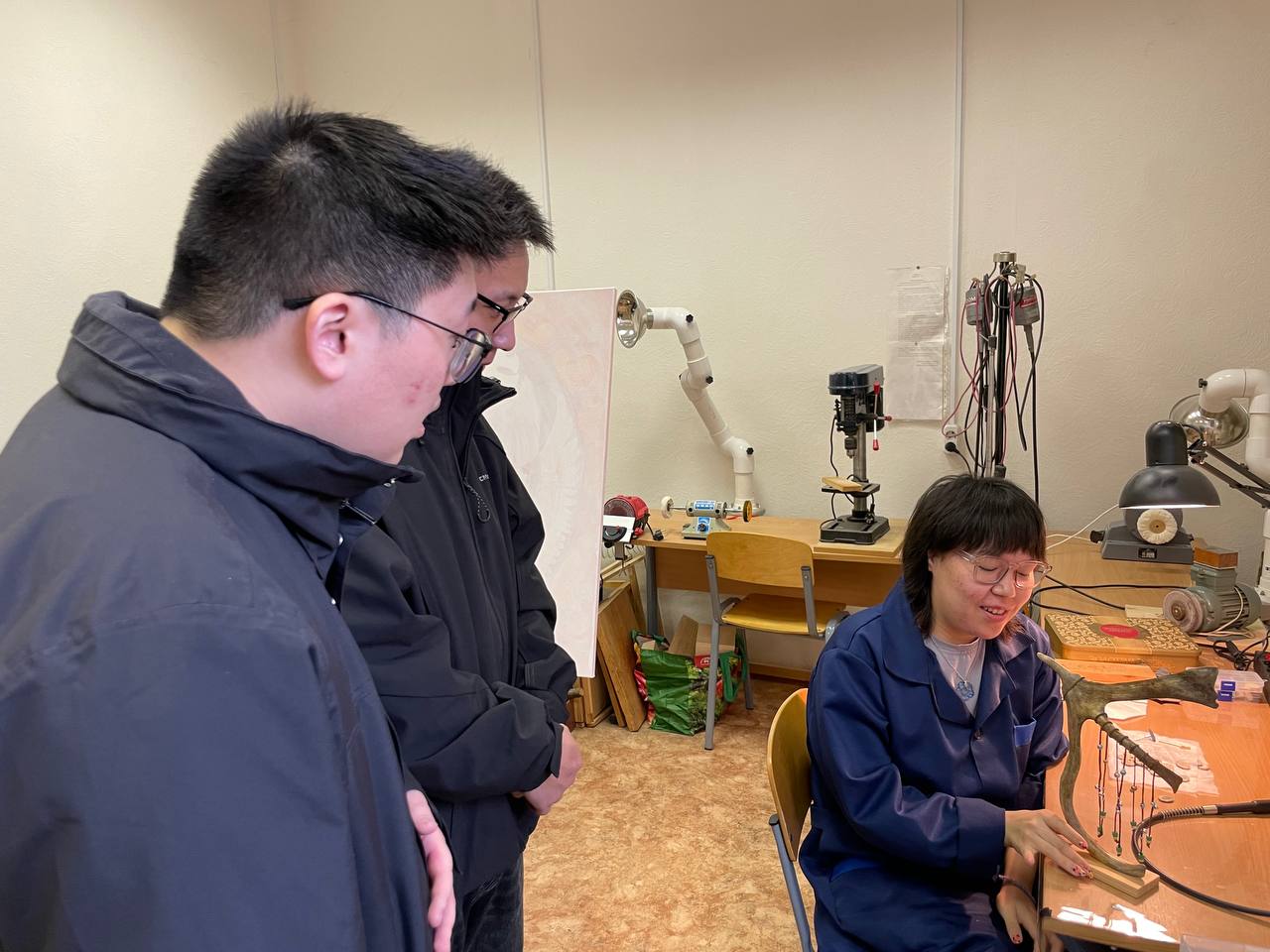 Иностранные студенты 1 курса из Китайской Народной Республики посетили кабинет декоративно прикладного искусства и художественных промыслов института народов Севера