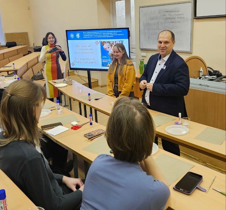 В Институте художественного образования состоялся мастер-класс по созданию елочного украшения «ПРЯНИЧНЫЙ ДОМИК» 