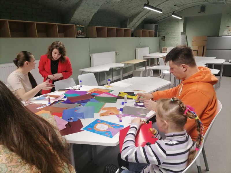 Как художник видит себя: в Открытом кампусе прошел мастер-класс по автопортрету в технике коллажа