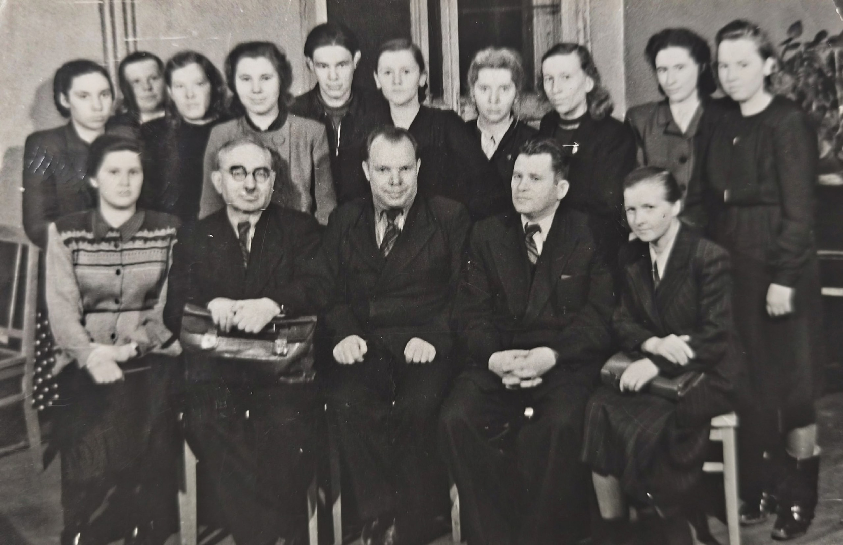 В.Н. Бернадский среди сотркдников кафедры истории.jpg