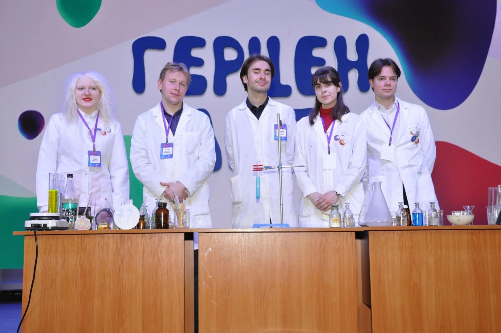 Химия, которая вдохновляет: представители факультета химии РГПУ им. А. И. Герцена провели образовательный выезд для школьников в рамках проекта «Я — профи! Мультикосмос»