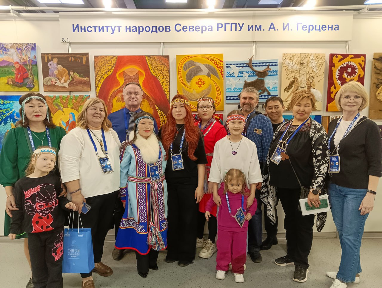 Студенты Института народов Севера приняли участие в XX юбилейной международной выставке-ярмарке «Сокровища Севера. Мастера и художники России – 2025»