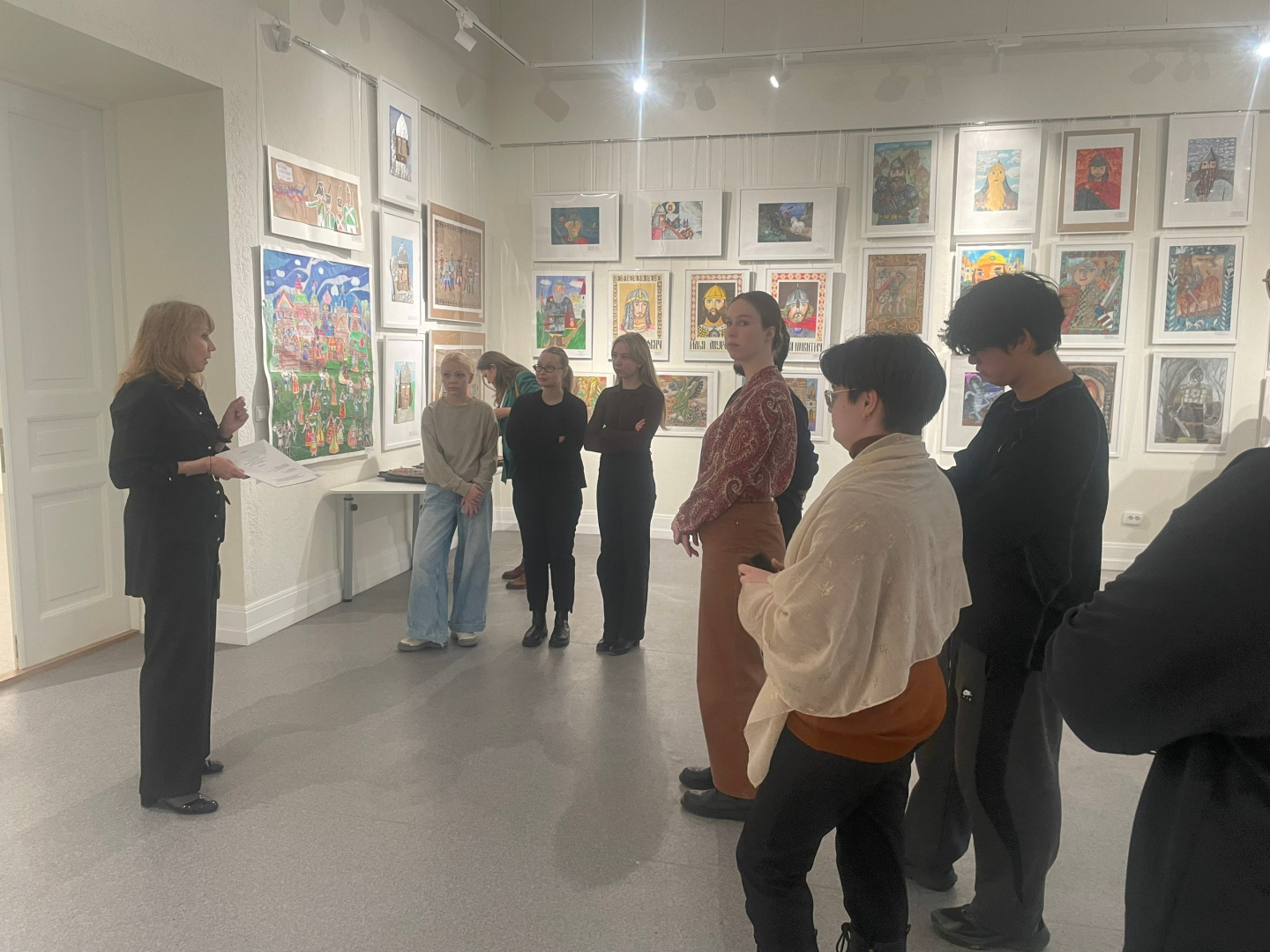 Кураторская лекция-экскурсия для студентов Института художественного образования по выставке детского декоративного творчества «Герои русской истории: образ защитника Отечества»